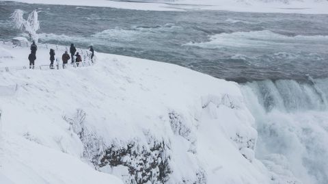 Las famosas cataratas del r�o Ni�gara, entre Estados Unidos y Canad�, est�n parcialmente heladas. 