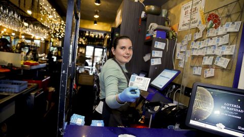 Cristina Iglesias, encargada de Casa Samuel de Meis, muestra un boleto para el sorteo
