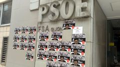 Pasquines de extrema derecha pegados en la fachada de la Casa del Pueblo de Gij�n.