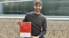 Borja Regueiro, con la joya-relicario que ha dise�ado colgada al cuello y el diploma del premio IF Design Awards