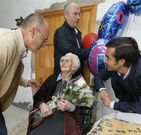 Efigenia Rey, y detr�s de ella el alcalde, y el conselleiro, a la derecha. 