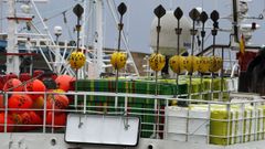 Un palangrero demersal amarrado en Burela, con las caractersticas boyas que sealizan el aparejo y lo mantienen a flote