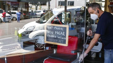 Peluquer�as y barber�as, a tope estos d�as. Im�genes de Ferrol 