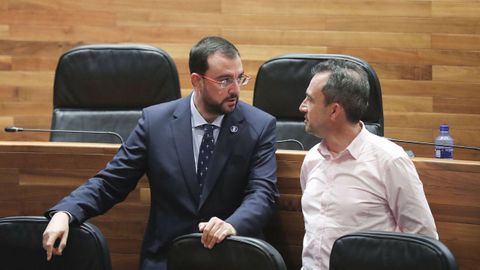 El presidente del Principado, Adri�n Barb�n (i) y el consejero de Ordenaci�n de Territorio, Urbanismo, Vivienda y Derechos Ciudadanos, Ovidio Zapico (d)