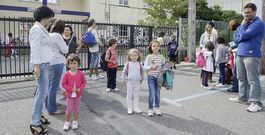 Un grupo de padres fue a recoger ayer a sus hijos al CEIP de Cervo para llevarlos a comer a casa. Por la tarde, ya no volvieron a clase.