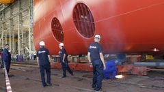Trabajadores de Arm�n Vigo preparan la botadura.