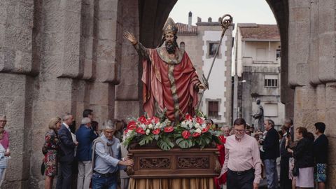 La imagen del patrn recorri las calles de O Carballio