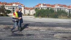 <span lang= es-es >Supervisi�n del bacheo en la ronda Este y partida de la Diputaci�n en el 2016</span>. Rafael Cu��a acud�a ayer a inspeccionar los trabajos para bachear este vial, muy da�ado en varios tramos. El gobierno local quiere dar una soluci�n definitiva tras comprobar la inexistencia de los convenios anunciados por el PP. El regidor dijo que la Diputaci�n se comprometi� a aportar financiaci�n en el 2016.