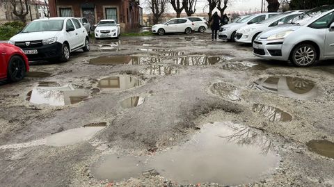 Baches y socavones que llenan la parcela 1008 en la zona de Batallones, en Esteiro.