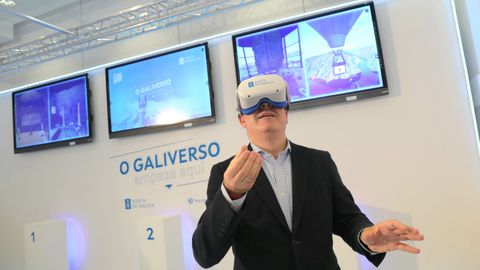 Galiverso, presentado este jueves, ofrece doce experiencias. En la imagen, el conselleiro Romn Rodrguez probando la realidad virtual.