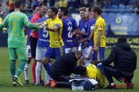 Roja Rocha Cadiz Real Oviedo.Los futbolistas azules protestan a Pulido Santana tras la roja de Rocha