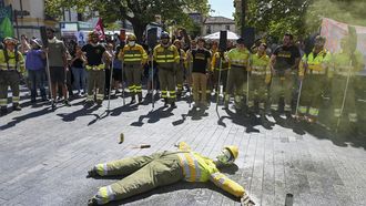 Paricipantes en lamarcha convocada para este sbado por la Asociacin de Trabajadores de Incendios Forestales de Castilla y Len.