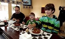 Carballeses y visitantes de todas las edades disfrutaron de las tapas a un euro.