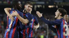 Dembel�, Sergi Roberto y Gavi festejan un gol