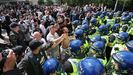 Un grupo de protestantes de extrema derecha se enfrenta a la polica en Manchester, Reino Unido.