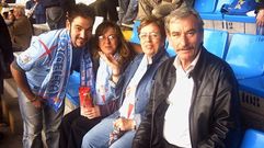 Antonio, con su familia en su sitio en la grada de Gol