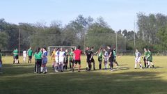 Integrantes de ambos conjuntos se saludan tras la finalizaci�n del encuentro.