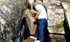 El fragmento desgajado se encuentra actualmente encajonado entre otras rocas. 