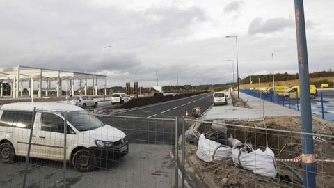 Obras de urbanizaci�n en el pol�gono de As G�ndaras, con la terminal de Correos a la derecha, abierta hace un a�o, y a la izquierda los terrenos donde Norvento construir� su nueva factor�a
