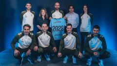 Claudio Gir�ldez, junto a Mari�n Mouri�o, Marco Garc�s y sus m�s estrechos colaboradores: R�ber Fern�ndez, Laura Centoira, Pablo P�rez Urtaza, David Areal, Gael Potti y Christian Fern�ndez.