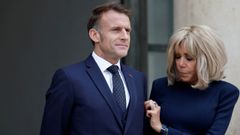 Emmanuel Macron y su mujer, Brigitte, en la entrada del palacio del Elseo