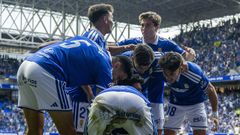 Los jugadores del Oviedo celebran uno de los goles al Eibar
