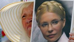 Una simpatizante de Timoshenko porta un retrato de la exprimera ministra en una concentraci�n del mes de julio
