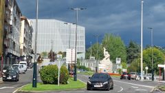 Imagen de archivo del edificio judicial de Ourense, al fondo