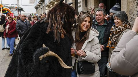 Boteiros y fuli�ns en el desfile del domingo gordo de Viana do Bolo.