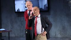 Luis Bermejo y Javier Guti�rrez, durante la funci�n de �El traje� en el �ltimo Fiot