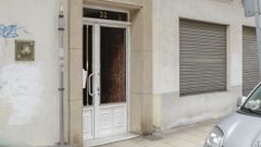 La puerta del edificio en el que se produjo el tiroteo el pasado 18 de marzo sigue sin el vidrio, que se rompi� durante la reyerta