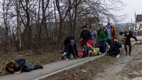 Residentes de Irpin escapan en busca de refugio