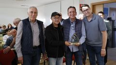 Quique Estebaranz recibe el detalle de Afiador entre Manolo Dorado y Roberto lvarez, en presencia de ngel Nvoa