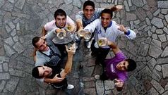 Pablo Lede, Pedro Garc�a, Toni, Misa, Rodri y Mario brindan en la sede de La Voz en Vigo por el primer �xito de la temporada