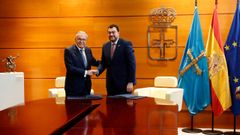 El presidente de la Fundaci�n la Caixa, Isidro Fain�, junto al presidente del Principado, Adri�n Barb�n<br />