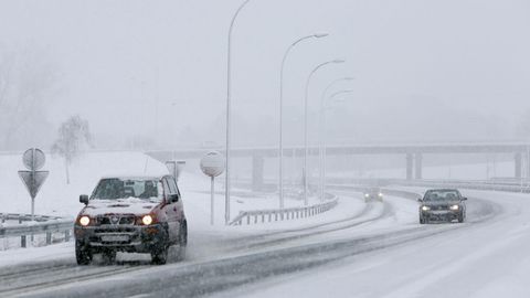 La nieve dificulta la circulacin por la autova A-6 en el entorno de los accesos a la carretera de A Fonsagrada. 