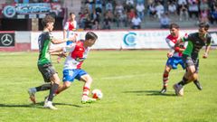 Manu Fern�ndez, conduciendo el bal�n en una jugada del partido entre el Arousa y el Boiro del 27 de abril en el campo de A Lomba.