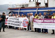 Los emigrantes protestaron puerto de Testal con pancartas. 