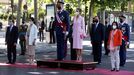  El rey Felipe VI y la reina Letizia, junto a la presidenta en funciones de la Comunidad de Madrid, Isabel D�az Ayuso (2i), el alcalde de Madrid, Jos� Luis Mart�nez-Almeida (i) y la ministra de Defensa, Margarita Robles (d) durante la celebraci�n del D�a de las Fuerzas Armadas en la Plaza de la Lealtad de Madrid este s�bado.