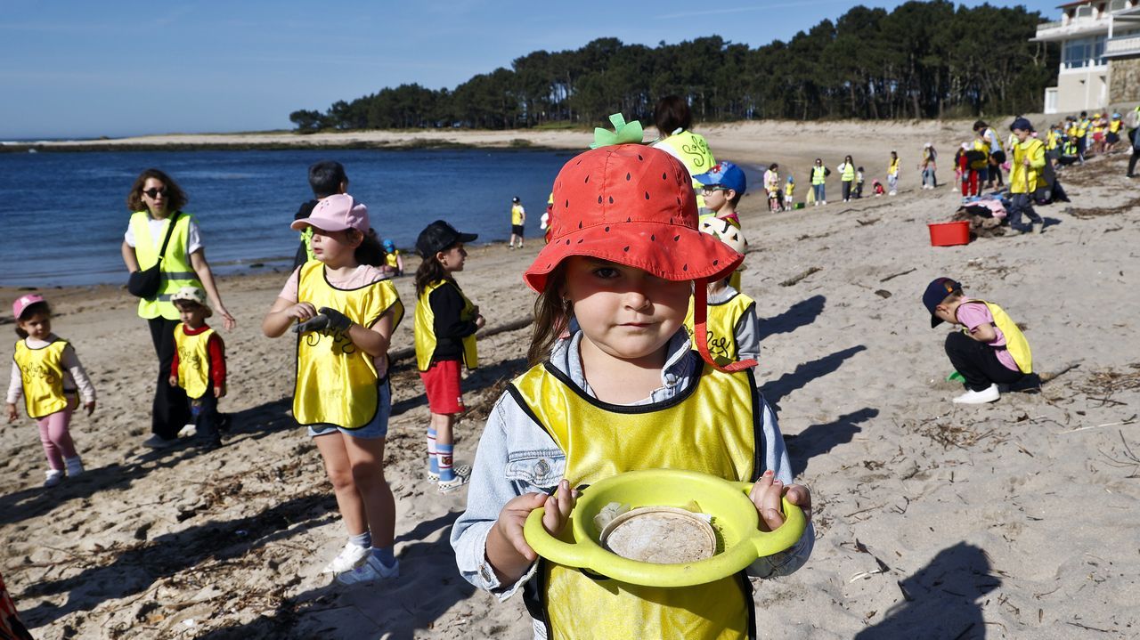 322 escolares cuelan la arena de playas de A Guarda en busca de  microplásticos
