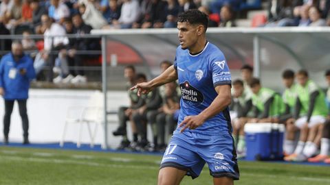 El extremo izquierdo del Ourense CF, Omar, controlando un baln.