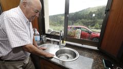 �ngel Dablanca, vecino de Fornela (Galdo), muestra la poca presi�n del agua