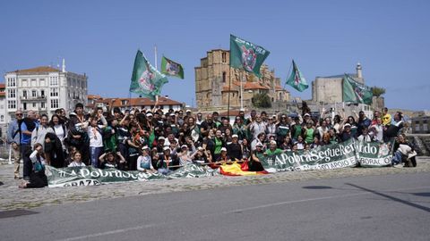 Comitiva del Puebla en Cantabria festejando el éxito.