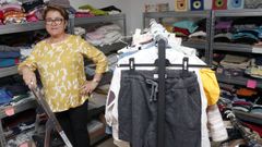 Imagen de la voluntaria en el ropero de C�ritas de Ribeira Carmen Dios