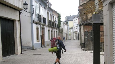 En calles como Porta de Cima se ven cables como los que Vilalba Aberta quiere enterrar