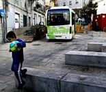El bus, cuando funcionaba, circulando por el Casco Vello.