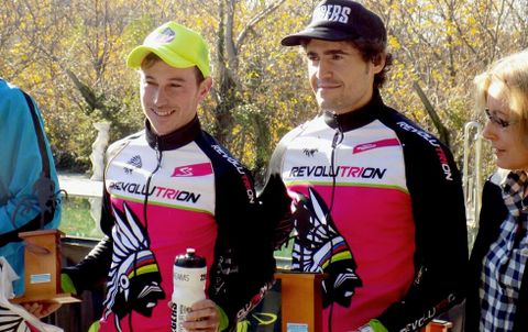 Parada y Pachita, en el momento de recoger el premio a los vencedores por equipos. 