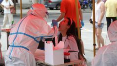 Una mujer es testeada por covid-19 en Dalian, China