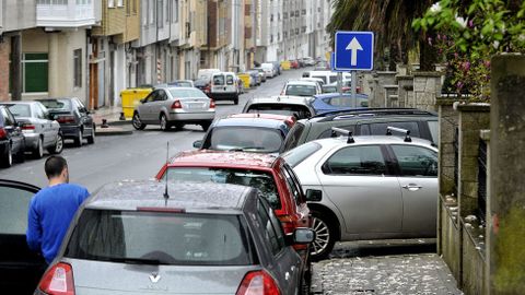 En la calle Bruquetas, en Santa Ic�a, aparcan en la entrada de chal�s