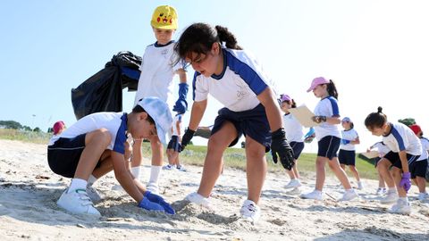 Voz Natura, limpieza de playas de los alumnos de La Milagrosa,